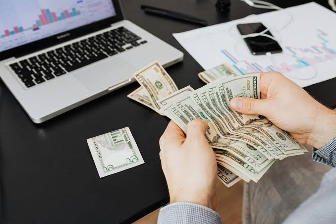 How Much Commission Real Estate Agents Typically Charge